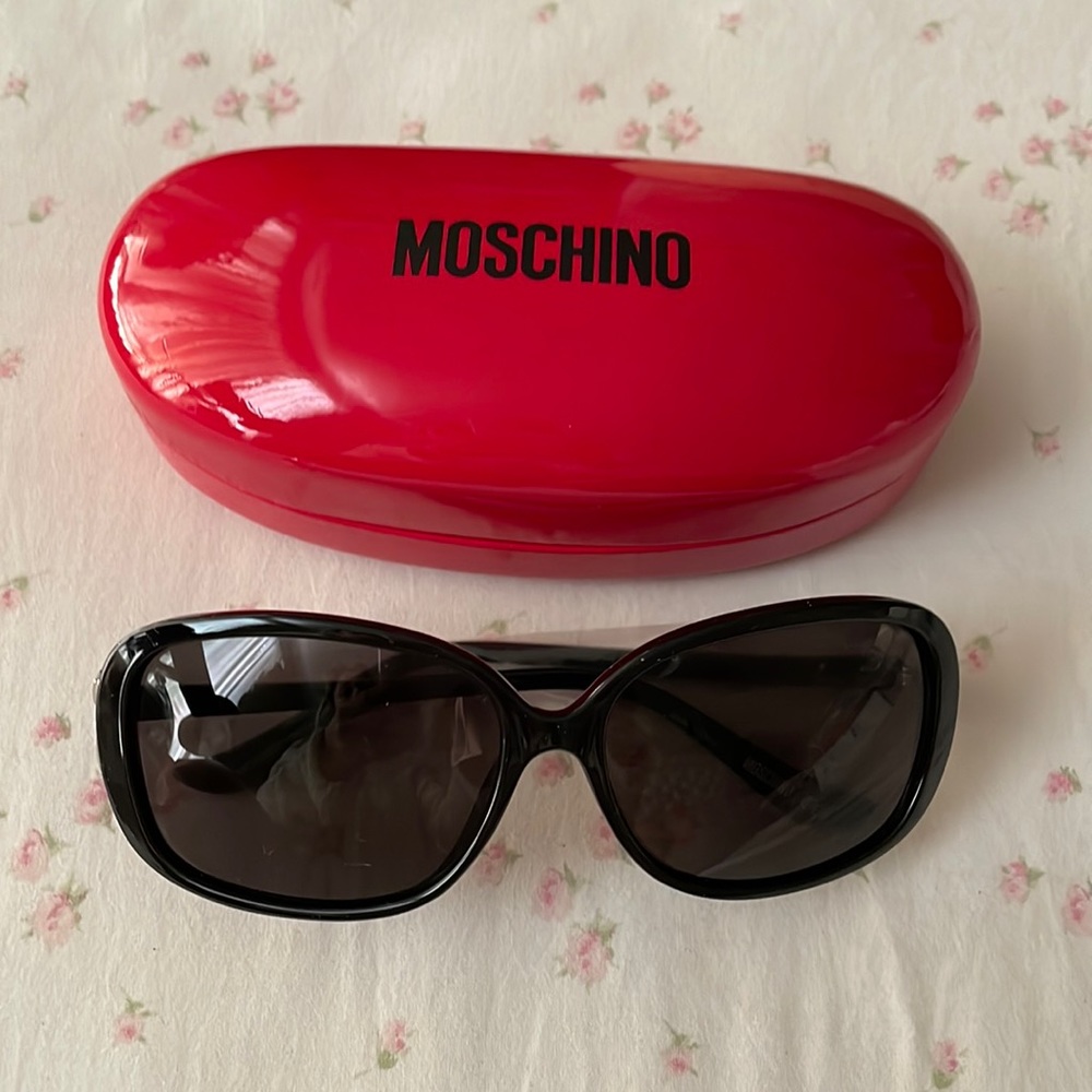 AUTHENTIC NEW Moschino silver bow accent sunglasses.